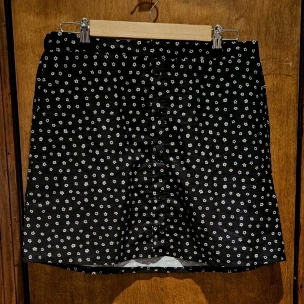 Black And White Floral Print Short Mini Skirt Size Large New Without Tags